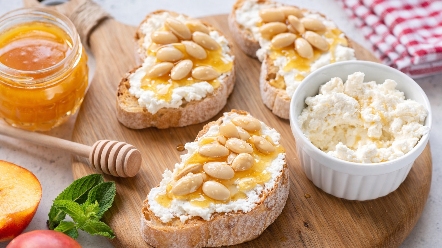 Crostini con ricotta, Miele e mandorle salate IGP - Pasqua