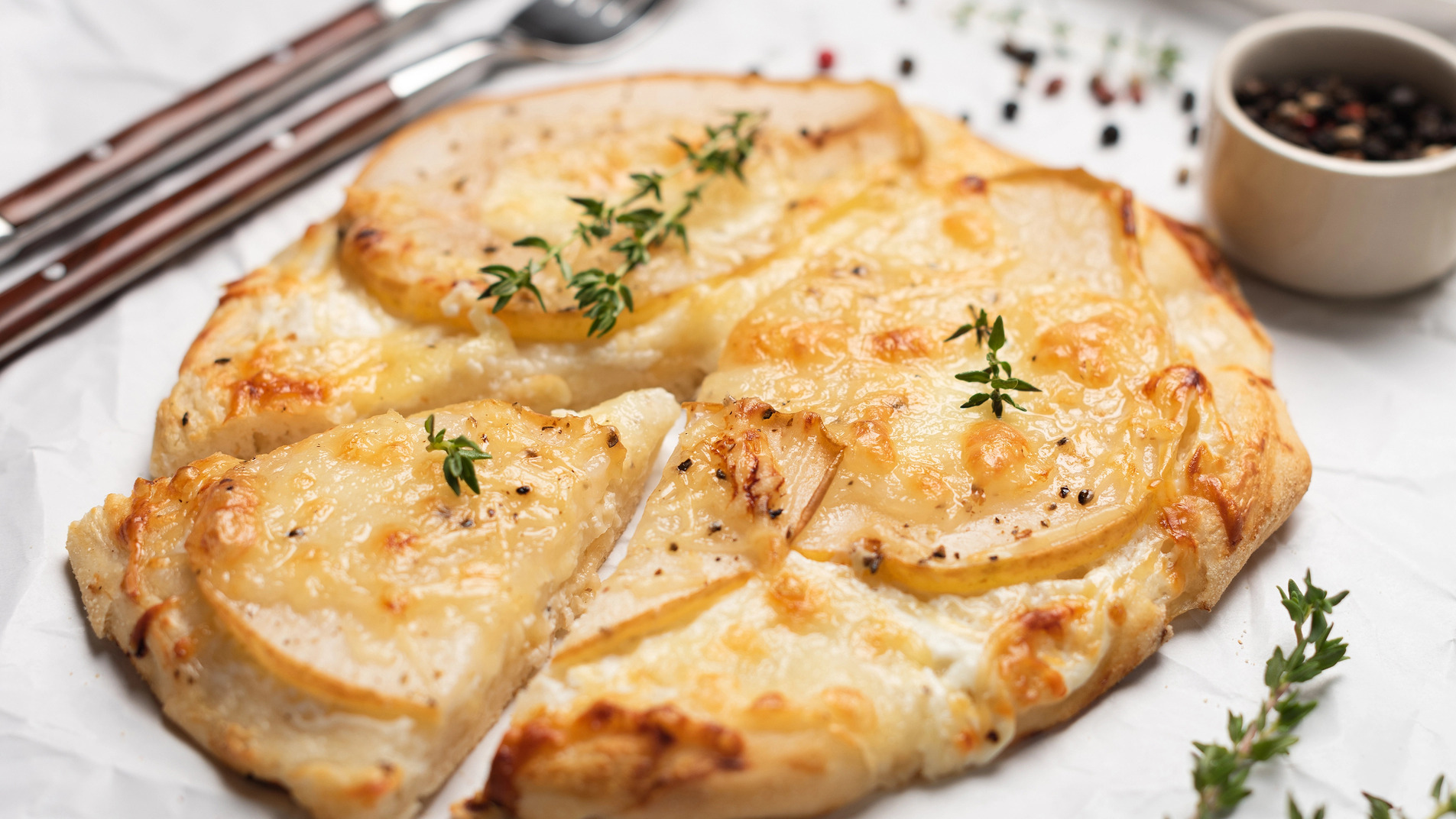 Crostata salata con scamorza, pere e Miele